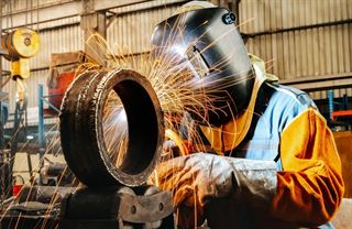 Únorový růst průmyslu táhl hlavně energetický sektor. Výhled kazí Trumpova cla