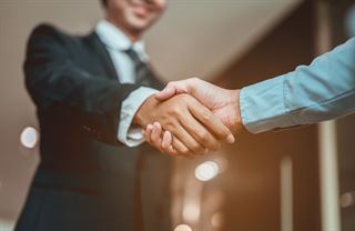 Firmy začínají nabírat, ale nejistota zůstává. Nezaměstnanost klesla díky sezónním vlivům