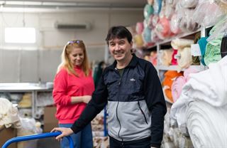 Opustili svět IT a začali šít textil na míru. Dnes dodávají do Puppu i pro Státní operu