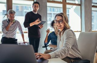 Firmám se daří, hlavně malým, tvrdí Komora. Loni jich ale skončilo nejvíc od 90. let