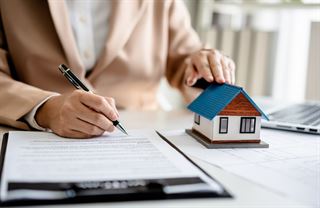 Finanční správa posílá složenky k dani z nemovitosti. Datovkou, e-mailem i poštou