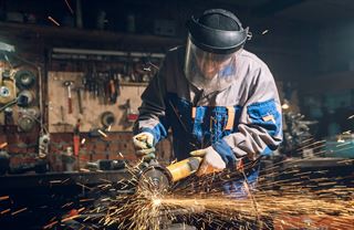 Ticho před celní bouří. Český průmysl v březnu mírně ožil, obavy ale trvají