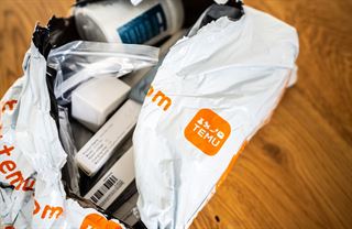 Čínské cetky zaplavují Evropu. Postaví se Brusel konečně na odpor?