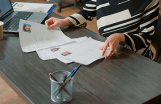 Nezaměstnanost klesla nezvykle málo, lidé ale přesto chybí