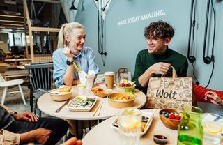 Nákupy potravin online jsou rostoucím trendem, doplňují objednávky z restaurací, potvrdil průzkum Woltu