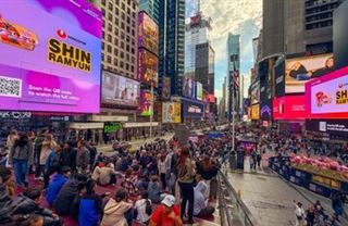 Nongshim Shin Ramyun a K-pop: Lovkyně démonů rozsvítily newyorské Times Square