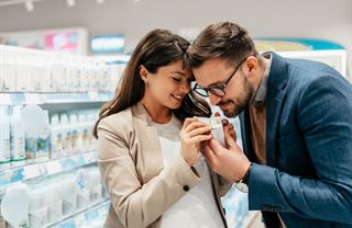Lidé v říjnu utráceli za kosmetiku a šetřili na elektronice. Ale Vánoce jsou za rohem
