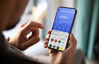 Drobný investor se mění. Přibývá pravidelné investování a disciplína