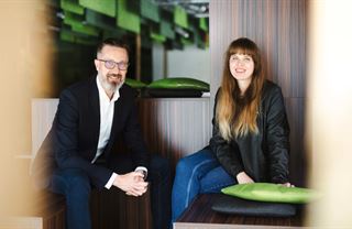 Ženy investují líp než muži. Paradoxně proto, že si míň věří