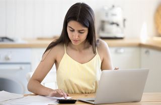Mýtus o rozmařilých mladých padá. Lidé do 25 let šetří i investují víc než jejich rodiče 