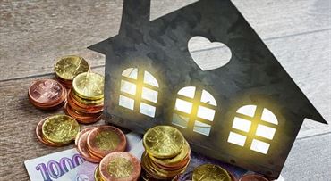 Daň z nabytí skončí. Odpočty úroků ale poslanci zachovali