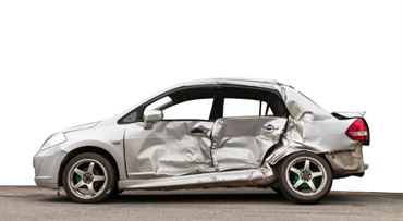 Zničené auto? První řešení od pojišťovny nemusí být nejlepší