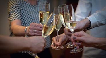 Silvestr půjde slavit v hospodě. Když budete čtyři u stolu