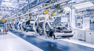 Svět bude jezdit v elektru. Co to znamená pro české dodavatele automobilek