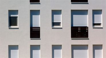 Hypotéky mírně zlevňují. Mladí si ale připlatí