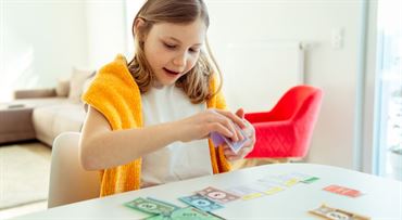 Pět her, které naučí děti zacházet s penězi a zabaví je v propršených dnech