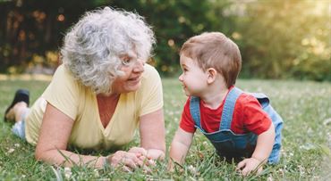 Důchod dostanete i za péči o cizí dítě. Víme, jak bude novinka fungovat