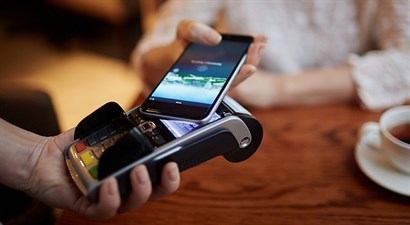 Placení bez hotovosti. Kartou, nálepkou i mobilem