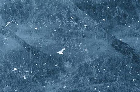 Trhliny pod povrchem