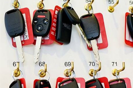 Brát neplatičům alimentů řidičáky? Slovenská zkušenost: tohle na dlužníky neplatí