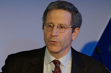 Nobelista Eric Maskin: Škrtání krizi jen zhorší!