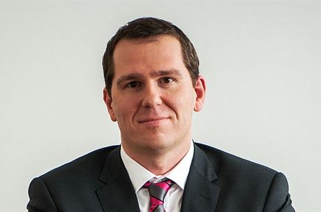 Šéf ČTÚ: Operátoři stavějí dálnice, ale pustí na ně jenom škodovky stodvacítky