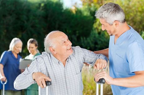 Chlapi, buďte sestry! Změny pracovního trhu nutí muže do zaměstnání, kde dominují ženy