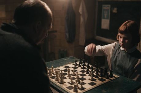 Dámský gambit. Reklama na šachy, za kterou si lidi rádi zaplatí