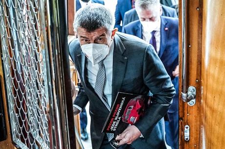 Drzé čelo a teflonové svědomí. Babiš je jen klasický kapitalista z 90. let, který dělá ze všech zboží