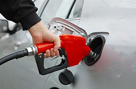 Pumpují nás pumpaři? Proč benzin zdražuje rychle, ale zlevňuje pomalu
