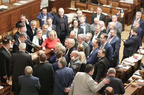 Bitvu o důchody střídá boj o rodičovský příspěvek. Tipněte, kdo přihazuje nejvíc