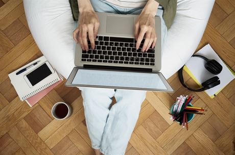 Šetří se kávovar i toaleťák. Proč mají firmy kompenzovat home office