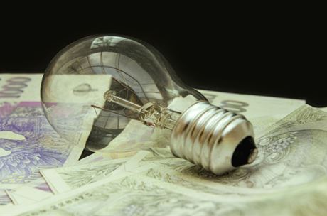 Vysoké úroky: Komu škodí a kdo na nich vydělává?