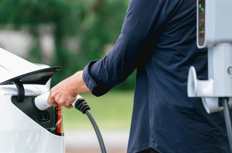 „Úspěšnější, než jsme čekali.“ Dotace na elektromobily vzali podnikatelé útokem