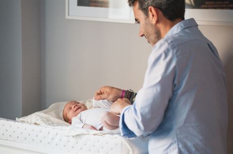 Otcovská dovolená pro OSVČ 2025: Kolik dostanete a jak o ni požádat?