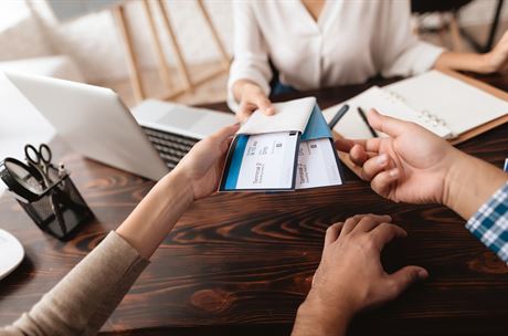 Růst cen zpomaluje. Služby ale zůstávají inflačním rebelem