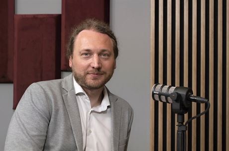 Škudlení úspor v bance ekonomiku nenakopne. Češi bohatnou, ale neutrácejí, všímá si Hradil