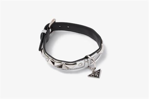 Obojek značky Prada