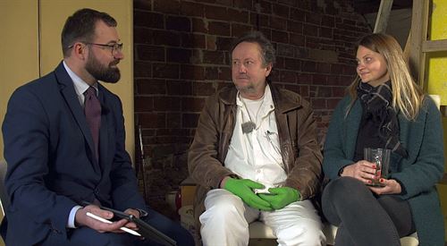 Pomáhá léčit lidi, na své dluhy ale nestačí. Jak z toho ven?