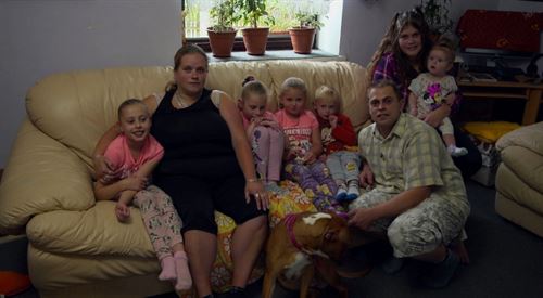 Šest dětí, málo peněz, osm půjček. Odvrátí hrozící exekuci?