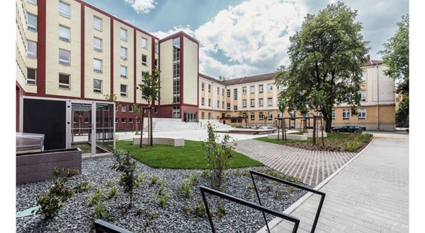Žáci Matičního gymnázia Ostrava mají nový školní dvůr. Využijí venkovní třídu i ptačí voliéry
