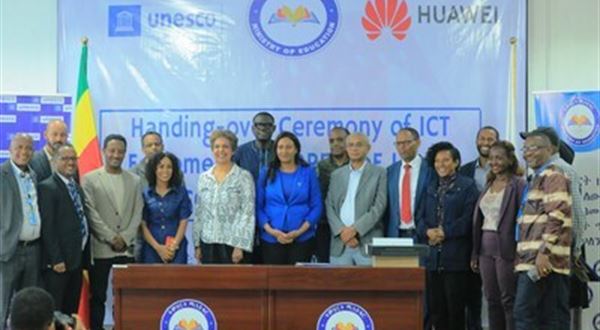 Společnost Huawei a organizace UNESCO věnovaly etiopskému ministerstvu školství v rámci projektu Open Schools vybavení z oblasti informačních a komunikačních technologií
