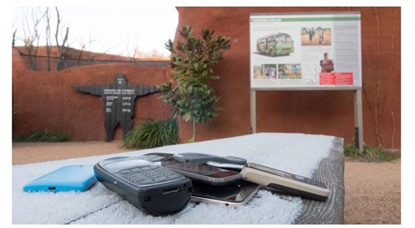 Starý mobil jako dětská vstupenka do Zoo Praha