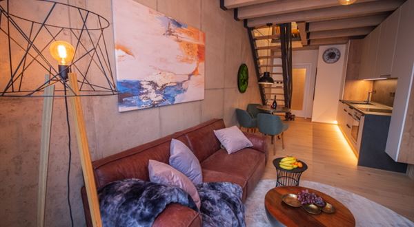 Lofty Kolbenova otevírají vzorový byt, kde se snoubí design budoucnosti s autentickými industriálními prvky