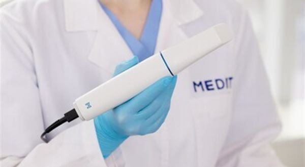 Společnost Medit uvádí na trh revoluční intraorální skenovací systém i900, který má ambici nově definovat způsob skenování v zubních ordinacích po celém světě