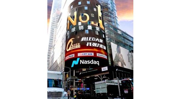Společnost Qiangli Jucai rozzářila obrazovku Nasdaq na Times Square připomínkou světového prvního místa v prodejích LED displejů