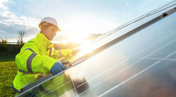 EIT InnoEnergy zahájila činnost Evropské solární akademie, která v příštích dvou letech umožní získat kvalifikaci pro 65 000 pracovníků.