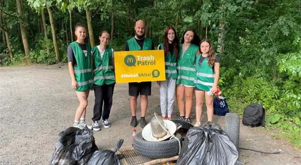 Díky úklidovým četám McDonald’s zmizely z přírody tuny odpadu