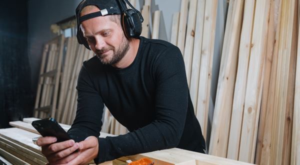 Průzkum Home Creditu: podnikatelé hledají informace o půjčkách na internetu, živnostníci se více než firmy obávají vývoje ekonomiky