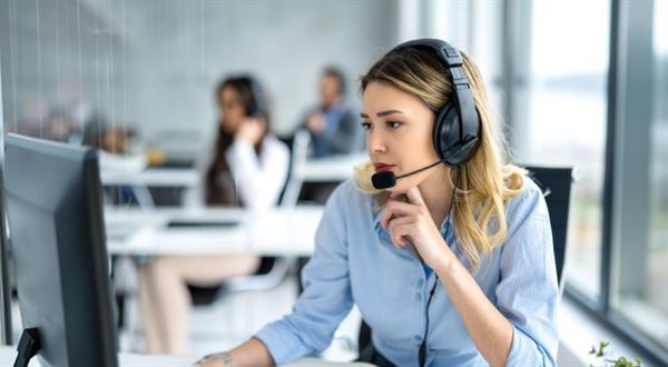 Průzkum Cisco: Třetina agentů kontaktních center nemá dost informací, aby mohla zákazníkovi pomoci. Situaci pomůže změnit umělá inteligence